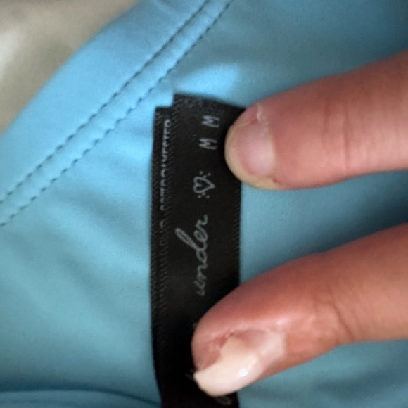 Medium, blue, cupped swim top, high rise bottoms. See the video for seem on top - Picture 12 of 12